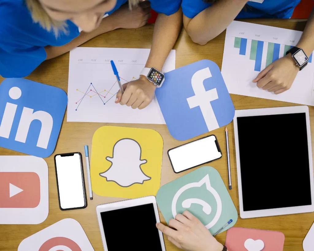 Social media marketing — team collaboration with platforms, analytics, and mobile strategy